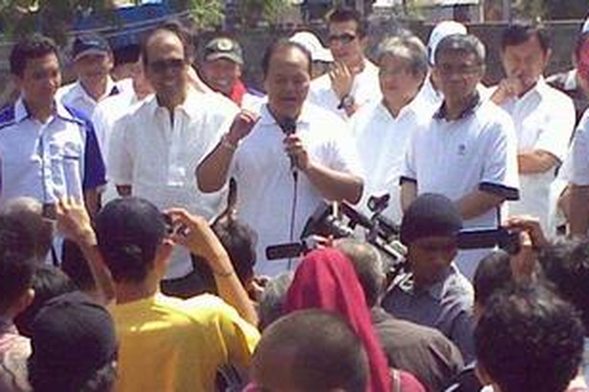 Pasangan calon gubernur dan calon wakil gubernur DKI Jakarta, Hidayat Nur Wahid dan Didik J Rachbini mendatangi kawasan padat penduduk di pinggir Kali Krukut, Pejompongan, Jakarta Pusat. Dua kandidat ini melakukan sosialisasi sekaligus perkenalan dengan warga di wilayah itu pada Minggu (25/3/2012).