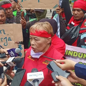 Ketua Serikat Pekerja Angkutan Indonesia (SPAI) yang juga korlap aksi Lily Pujiati di Kantor Kemenaker, Jakarta, Senin (17/2/2025).