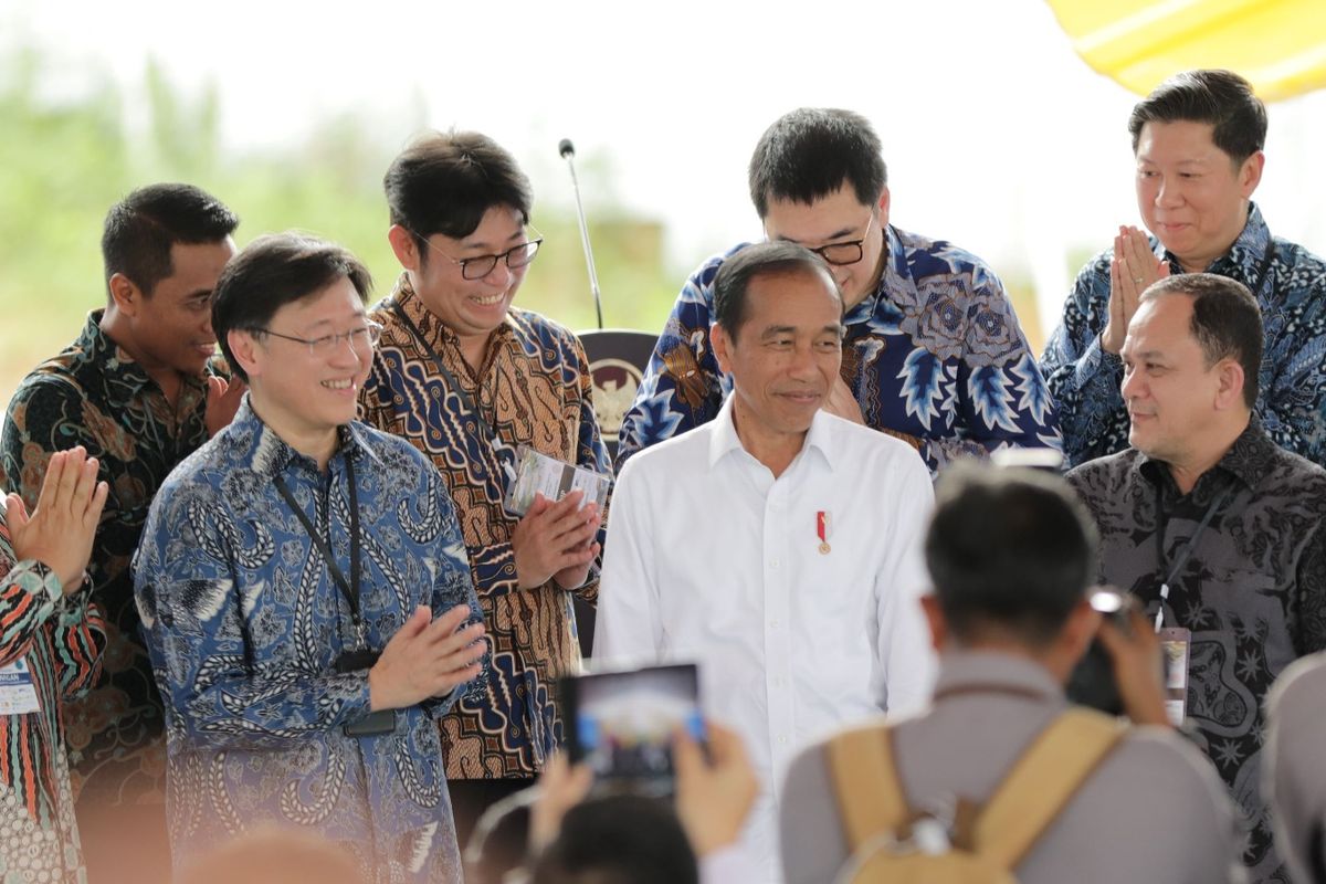 Presiden RI Joko Widodo (tengah) bersama Direktur Astra Rudy (kedua kiri) dan Chief of Corporate Affairs Astra Riza Deliansyah (kanan) usai meresmikan Groundbreaking Astra Biz Center-IKN oleh Astra di Ibu Kota Nusantara pada Selasa (4/6/2024).