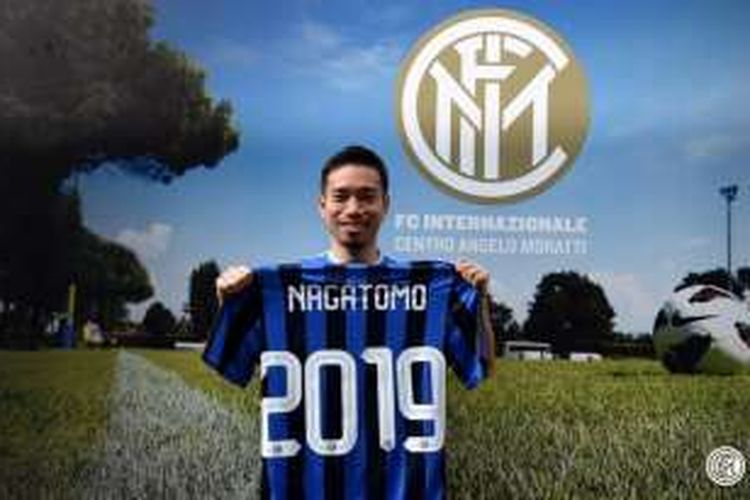 Yuto Nagatomo menandatangani pembaruan kontrak dengan Inter Milan, Jumat (8/4/2016).