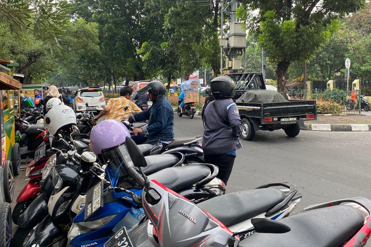Kerap Picu Kemacetan, Jukir di Pasar Senen Sebut Parkir Liar Jadi Sumber Penghasilan
