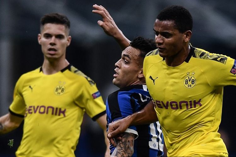 Lautaro Martinez dijaga oleh Manuel Akanji pada pertandingan Inter Milan vs Borussia Dortmund dalam lanjutan Liga Champions di Stadion Giuseppe Meazza, 23 Oktober 2019. 