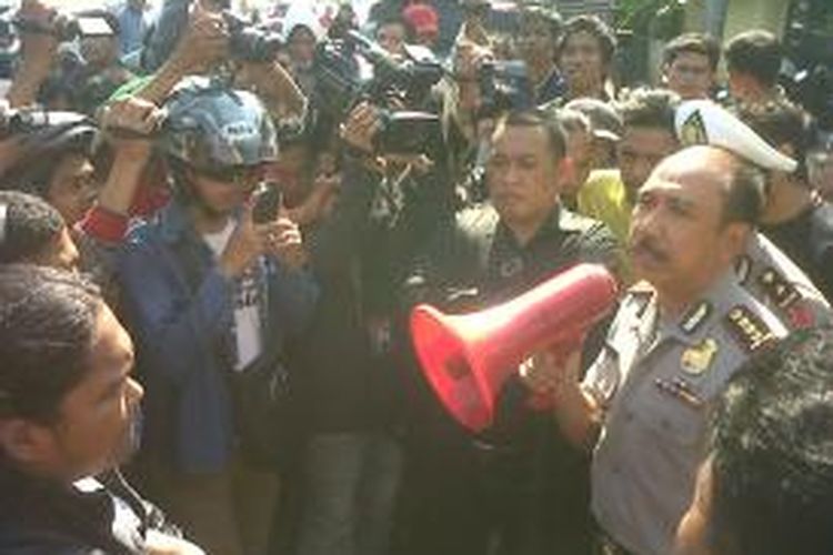 Kepala Polrestabes Makassar, Komisaris Besar (Kombes) Polisi Wisnu Sandjaja menemui belasan mahasiswa dan memberikan penjelasan terkait tewasnya Aksal, Kamis (19/9/2013).