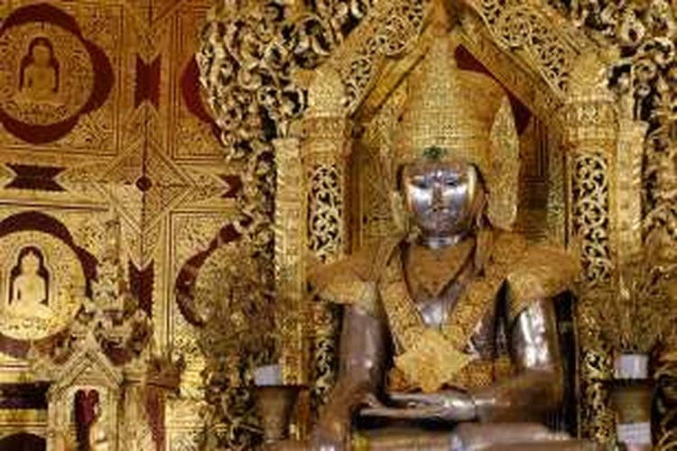 Tak seperti patung Buddha lainnya yang berwarna emas atau kuning tembaga, patung Buddha di Kaba Aye Pagoda terbuat dari perak murni.