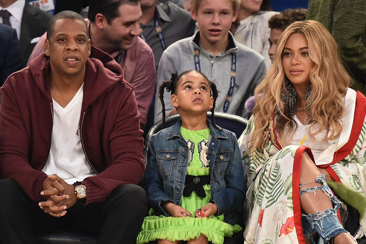 Jay-Z, Blue Ivy Carter, dan Beyonce Knowles menghadiri NBA All-Star Game ke-66 di Smoothie King Center, New Orleans, Louisiana, Minggu (19/2/2017).