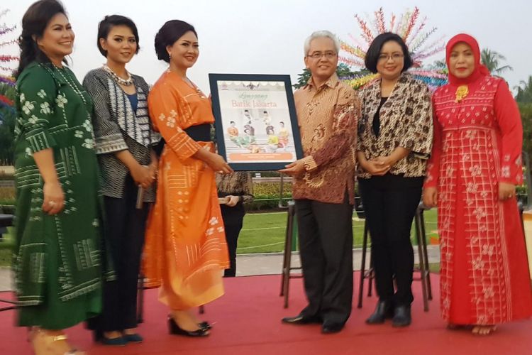 Ketua Dewan Kerajinan Nasional Daerah (Dekranasda) DKI Jakarta Happy Farida dan Direktur Utama Gramedia Pustaka Utama Wandi S Brata usai konferensi pers peluncuran buku Lenggang Batik Jakarta, Monas, Kamis (28/9/2017).