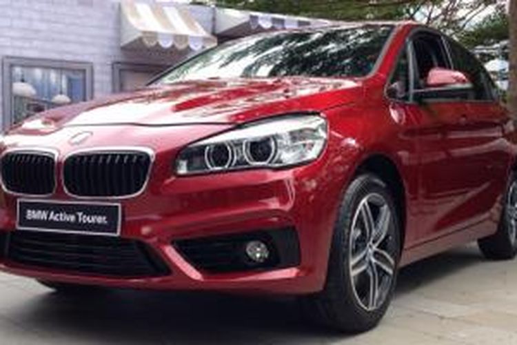 BMW 218i Active Tourer meluncur di Jakarta, (26/3/2015).