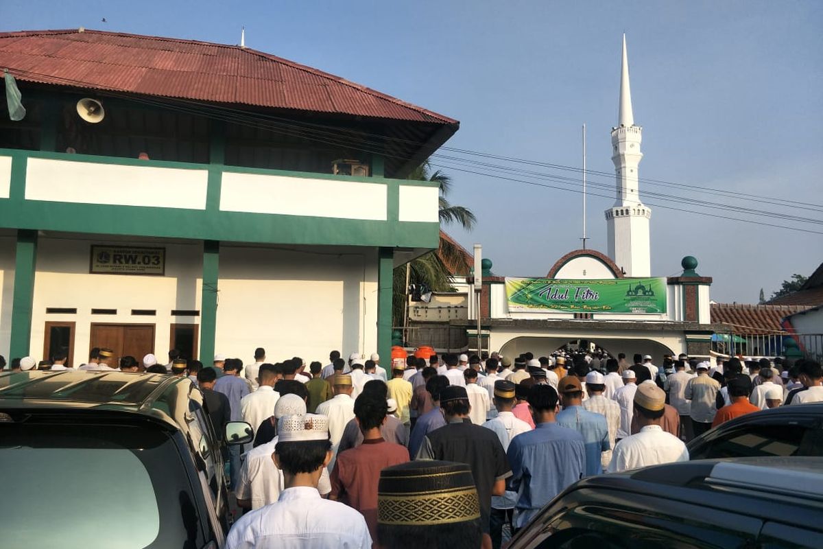 Masjid Keramat Luar Batang yang berlokasi di Penjaringan, Jakarta Utara, dipadati jemaah yang hendak melakukan shalat id pada Hari Raya Idul Fitri, Kamis (13/5/2021).