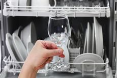5 Penyebab Gelas Kaca Keruh Setelah Mencuci di Mesin Pencuci Piring