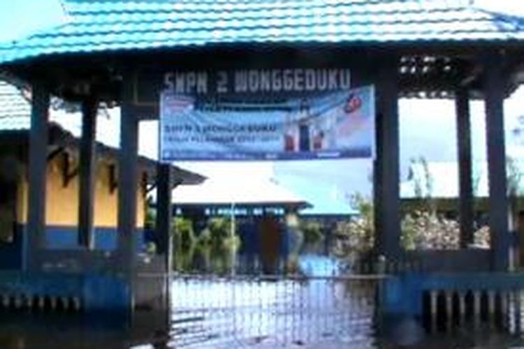 Banjir yang terjadi selama sepekan terakhir di Kabupaten Konawe, menyebabkan puluhan sekolah di wilayah itu terendam dan rusak. Akibatnya siswa di semua tingkatan diliburkan