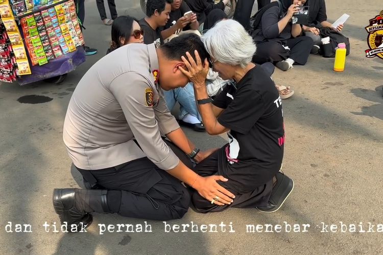 Kapolsek Gambir Bersimpuh dan Sungkem ke Sumarsih di Depan Istana Merdeka