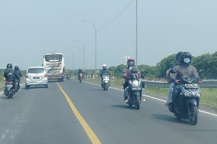 Pemudik motor berhadapan dengan kendaraan besar seperti bus saat melintasi Jalingkut Brebes-Tegal, Jawa Tengah, Rabu (19/4/2023)