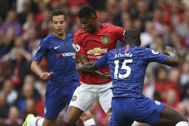 Kurt Zouma melanggar Marcus Rashford di kotak penalti pada pertandingan Manchester United vs Chelsea dalam  lanjutan Liga Inggris di Stadion Old Trafford, 11 Agustus 2019. 