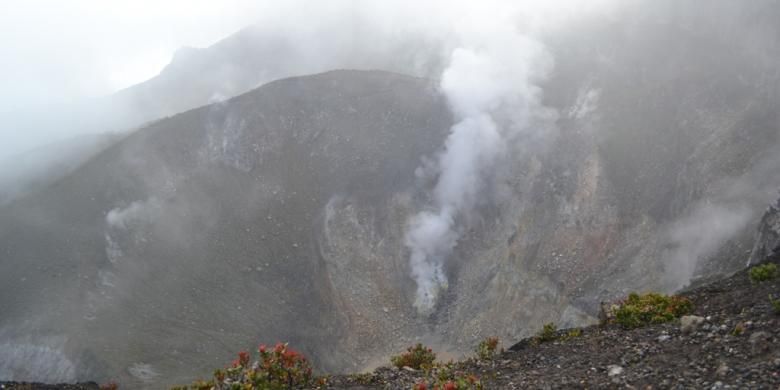 Kawah di Puncak Gunung Gede, Bogor, Jawa Barat