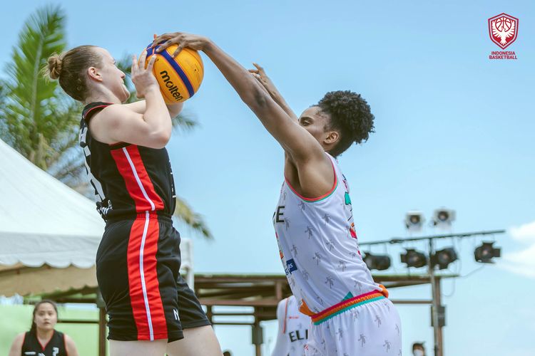 Pebasket tim Elite Indonesia Kimberley Pierre-Louis (kanan) ketika tampil dalam ajang ABL 3x3 International Champions Cup 2022 di Kuta, Badung, Bali. Tim Elite meraih peringkat ketiga setelah mengalahkan Delhi 3BL India Stephy Nixon dengan skor 17-6, Minggu (17/4/2022).