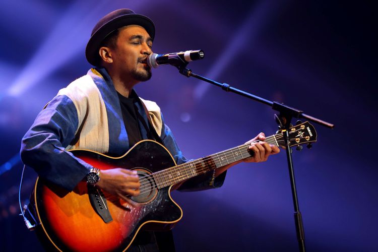 Penyanyi Glenn Fredly bernyanyi saat konser Musika Foresta di Balai Sarbini, Jakarta, Sabtu (13/5/2017). Konser Musika Foresta ini bertujuan mengenalkan dan mendekatkan generasi muda kepada hutan-hutan di Indonesia melalui lagu dan kolaborasi para musisi Tanah Air.