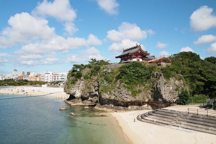 Ilustrasi kuil Naminoue-gu di Okinawa, Jepang.