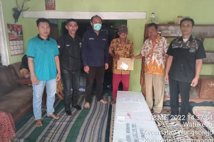 Jenazah pekerja migran Wakiah (57), diserahkan pada keluarganya di Desa Watukebo, Kecamatan Wongsorejo, Kabupaten Banyuwangi, Jawa Timur, Rabu (11/5/2022).