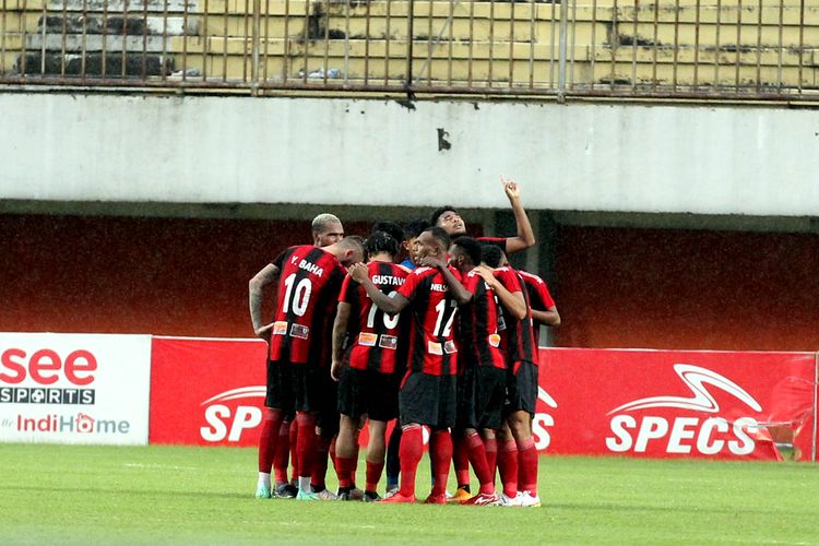 Pemain Persipura Jayapura berdoa bersama sebelum melawan Persikabo 1973 pada pekan ke-13 Liga 1 2021-2022 yang berakhir dengan skor 2-1 di Stadion Maguwoharjo Sleman, Senin (22/11/2021) sore.  