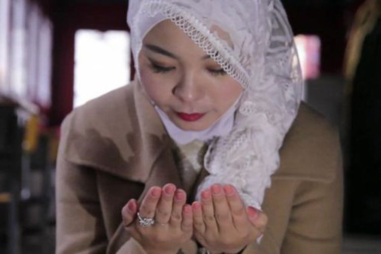 Rahmah yang memiliki nama asli Ye Qingfang, mulai pakai jilbab pada usia 20 tahun. 