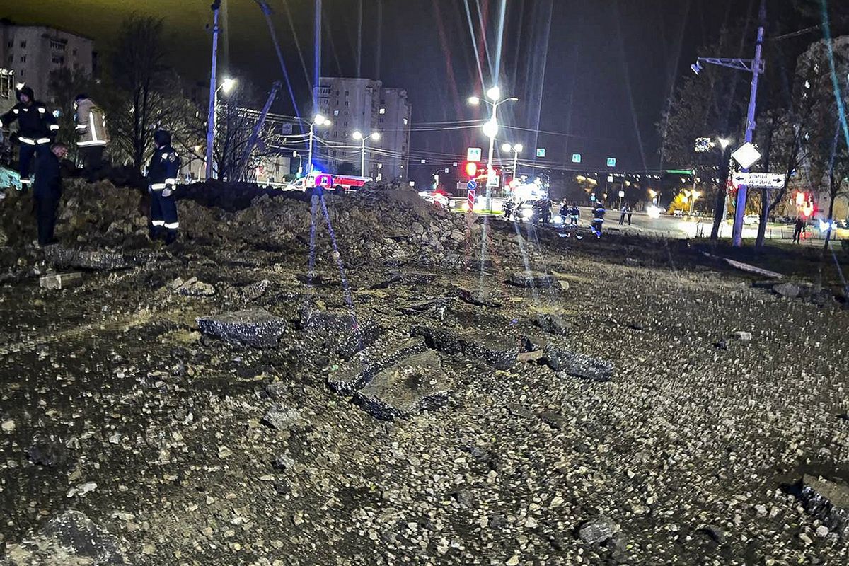 Lokasi terciptanya kawah setelah jet tempur Rusia tak sengaja menjatuhkan bom di kota sendiri di Belgorod pada Kamis (20/4/2023).