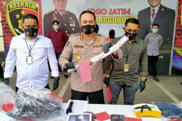Polisi menunjukkan barang bukti dan tersangka aksi pembunuhan di Pasuruan, Selasa (22/9/2020)