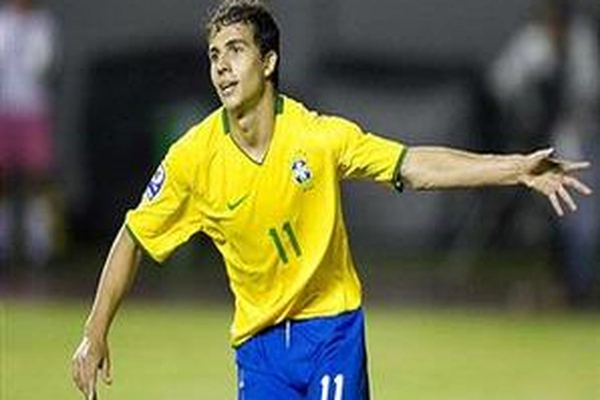 Penyerang Brasil, Nilmar usai mencetak gol ketiganya ke gawang Cile dalam lanjutan kualifikasi Piala Dunia 2010, Kamis (10/9) pagi WIB. Brasil menutup laga itu dengan kemenangan 4-2.