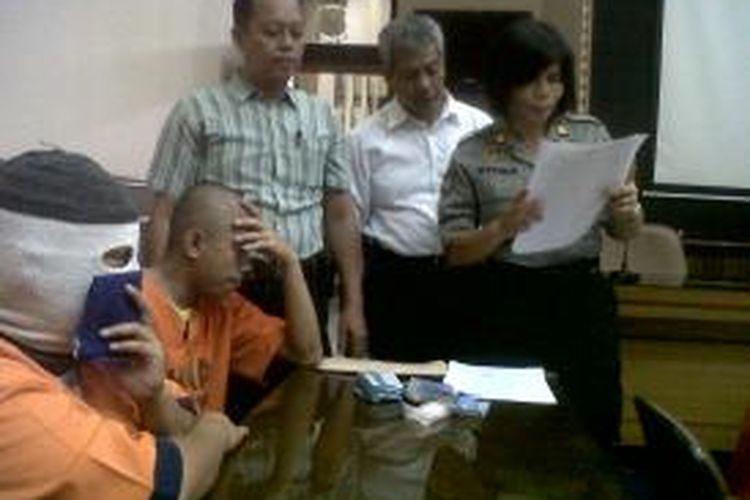 Dua tersangka kasus sabu-sabu, Nanang dan Endri Rodiana yang dibekuk aparat Polres Malang. Nanang menyembunyikan sabu di celana dalamnya, Senin (18/11/2013).