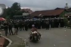 Emak-emak Bawa Bebek Terobos Barikade Polisi dan Mahasiswa, Aparat: Kita Kasih Lewat Saja