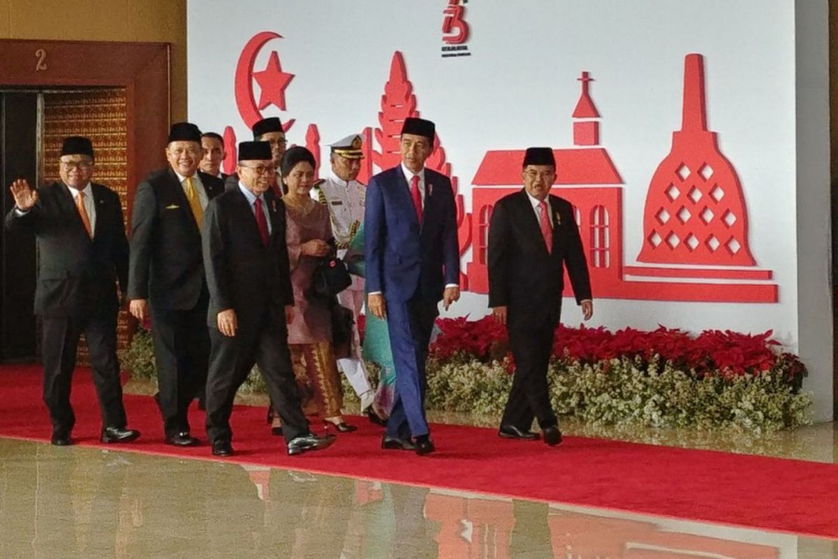 Presiden Joko Widodo dan Wakil Presiden Jusuf Kalla saat tiba di Gedung MPR untuk menghadiri Sidang Tahunan MPR 2018, Kamis (16/8/2018). Kedatangan Presiden dan Wapres disambut Ketua MPR Zukifli Hasan dan Ketua dPR Bambang Soesatyo.  