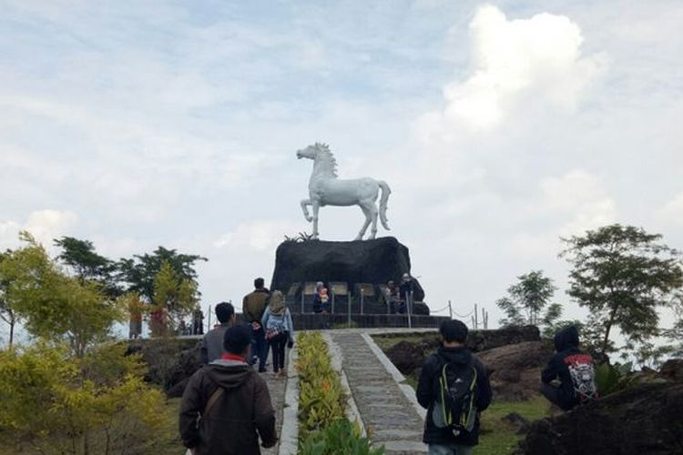 Landmark patung kuda kuningan yang ada di Kebun Raya Kuningan, Jawa Barat. Salah satu julukan yang disematkan kepada Kabupaten Kuningan adalah Kota Kuda.