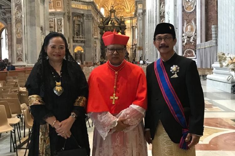 Kardinal Ignatius Suharyo Hardjoatmodjo diapit Duta Besar RI untuk Takhta Suci Vatikan Antonius Agus Sriyono dan istri. Kardinal Ignatius Suharyo merupakan kardinal ketiga yang dimiliki Gereja Katolik Indonesia.