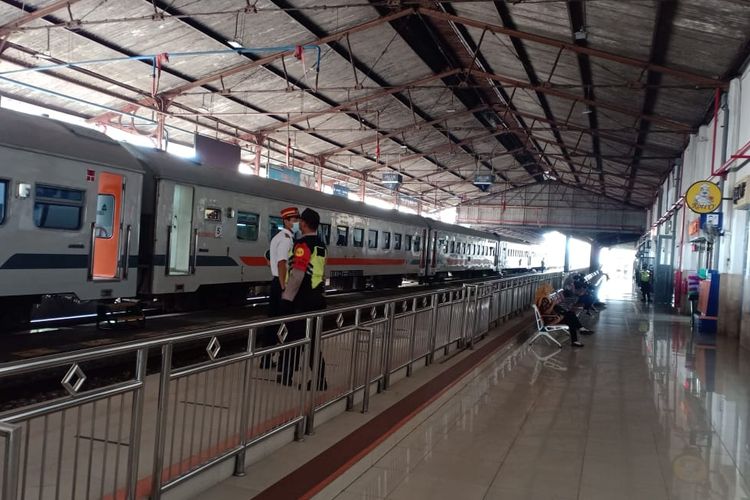 TIBA DI STASIUN—Kereta api Kahuripan tiba di Stasiun Madiun. Selama PPKM Darurat terdapat 12 perjalanan kerata api (KA) yang berangkat maupun melintas melalui Daop 7 Madiun dibatalkan. Pembatalan 12 perjalanan KA itu berlaku mulai 5 Juli 2021 hingga 20 Juli 2021.