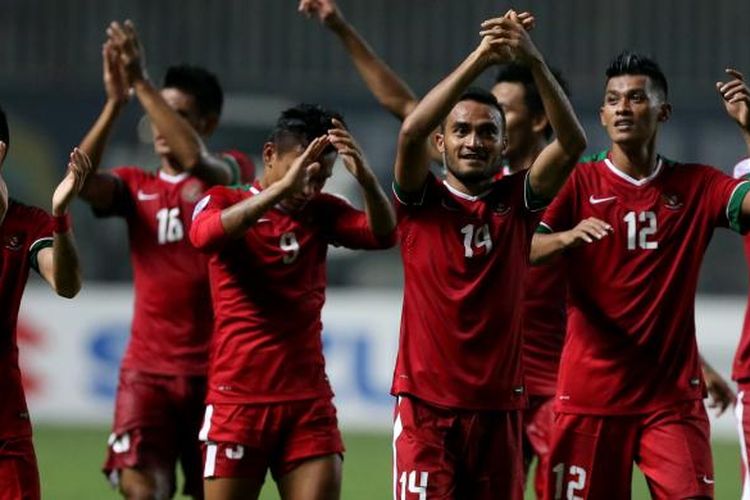Gelandang tim nasional Indonesia, Rizky Pora (nomor 14), menjadi salah satu pencetak gol timnya ke gawang Thailand, pada final pertama Piala AFF 2016, di Stadion Pakansari, Kabupaten Bogor, Rabu (14/12/2016).