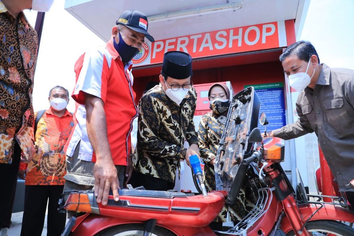 Menteri Desa PDTT Abdul Halim Iskandar saat melayani pengisian bahan bakar minyak (BBM) ke sejumlah warga di Desa Jemirahan, Kecamatan Jabon, Kabupaten Sidoarjo, Jawa Timur (Jatim), Jumat (3/9/2021).

