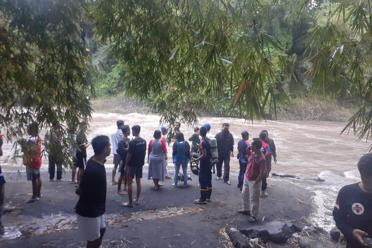 Proses pencarian korban di Sungai Bogowonto