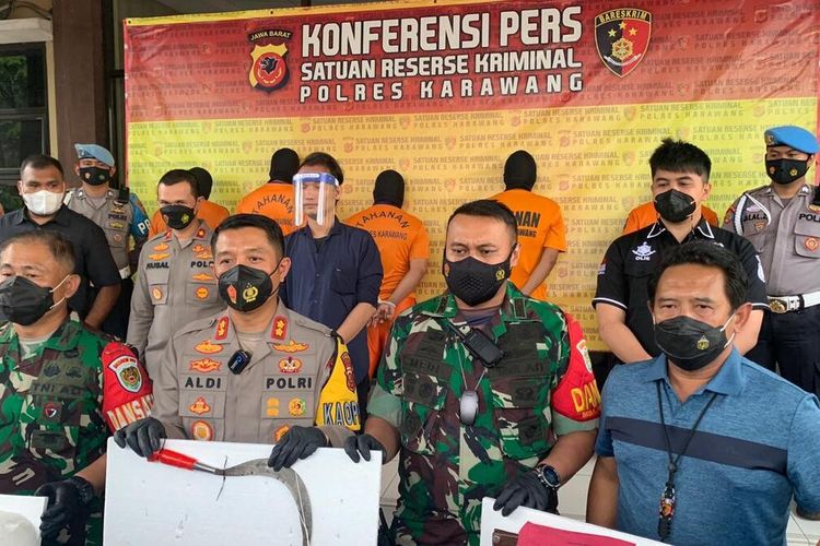 Komandan Korem 063 Sunan Gunung Jati Kolonel Inf Elkines Villando Dewangga, Kapolres Karawang AKBP Aldi Subartono, Dandim 0604 Karawang Letkol Inf Medi Hariyo Wibowo (dari kiri ke kanan) menunjukkan barang bukti kerusuhan ormas saat memberikan keterangan pers di Mapolres Karawang, Kamis (25/11/2021).