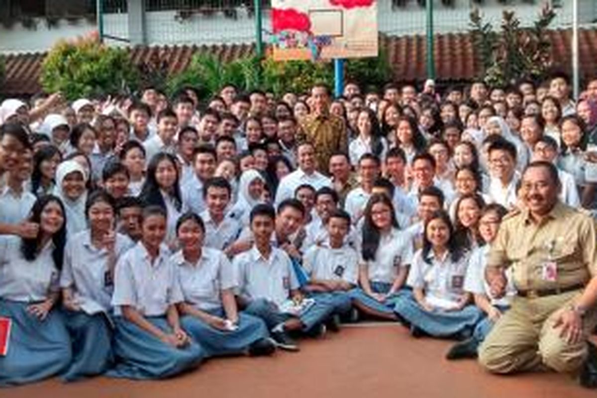 Presiden Jokowi berfoto bersama para siswa peserta ujian nasional (UN) seusai melakukan sidak bersama Menteri Pendidikan dan Kebudayaan Anies Baswedan di SMAN 2 Jakarta, Selasa (14/4/2015).