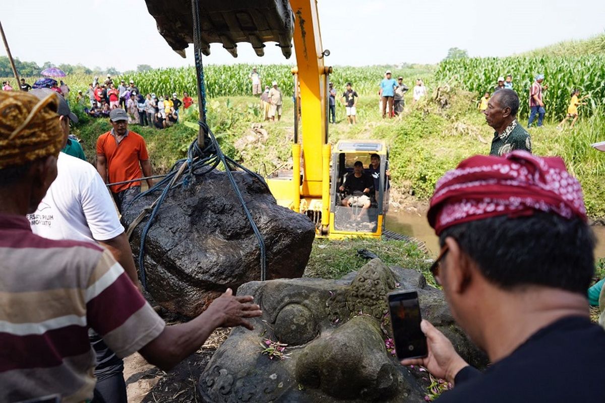 Pengangkatan Arca Pentul di Desa Nambaan, Kabupaten Kediri, Jawa Timur. 