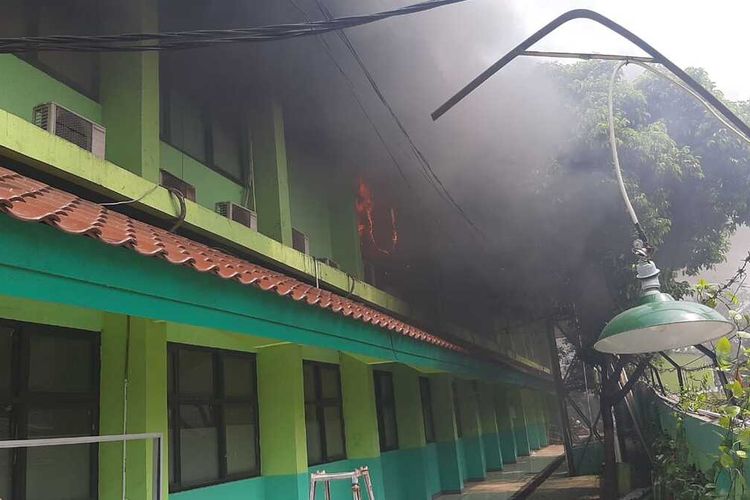 kebakaran di SMA 100 Jakarta Timur, Rabu (1/7/2020).