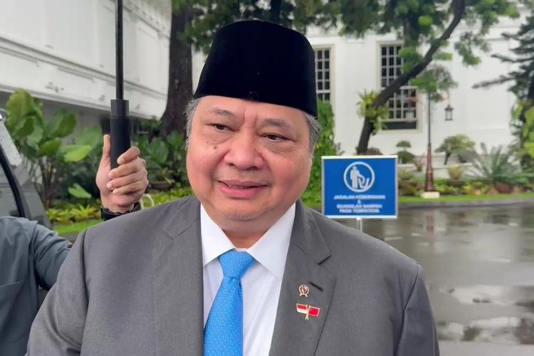 Menteri Koordinator (Menko) Bidang Perekonomian Airlangga Hartarto di Kompleks Istana, Jakarta, Minggu (25/5/2025).