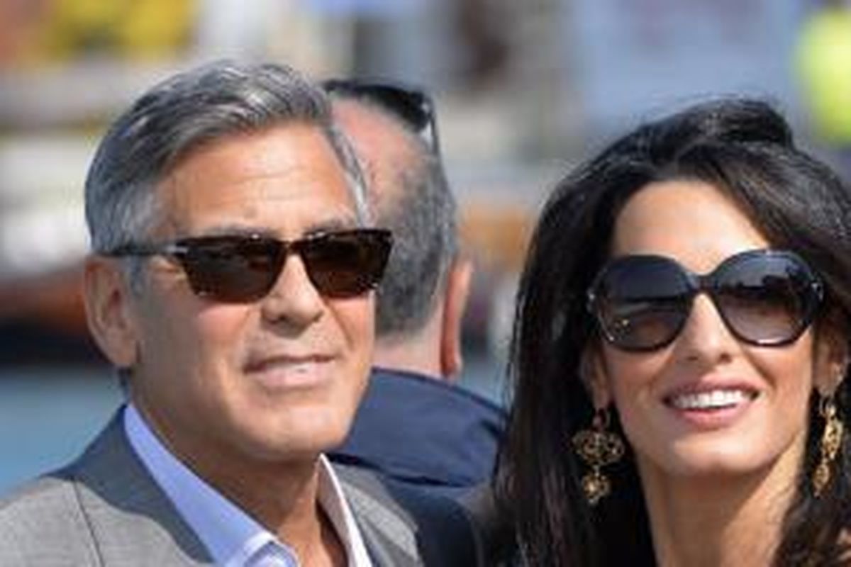 Aktor Hollywood papan atas George Clooney dan Amal Alamuddin, pengacara hak asasi manusia asal Inggris, saat tiba do Venice, Jumat (26/9/2014). Di kota itu keduanya melangsungkan pernikahan. 