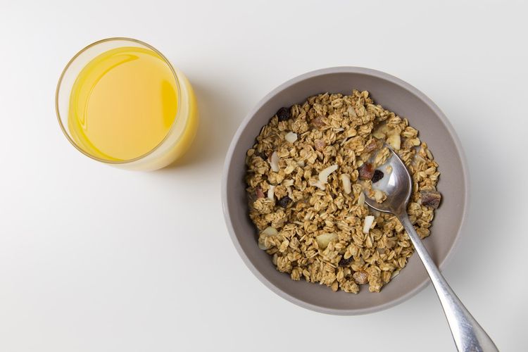 Ilustrasi oat dan jus jeruk, dua makanan berkarbohidrat yang dapat membantu menurunkan tekanan darah.