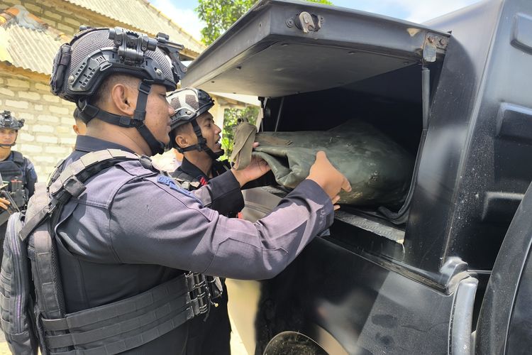 Tim Gegana Temukan 26 Petasan Diameter 20 Cm di Lokasi Ledakan di Pamekasan