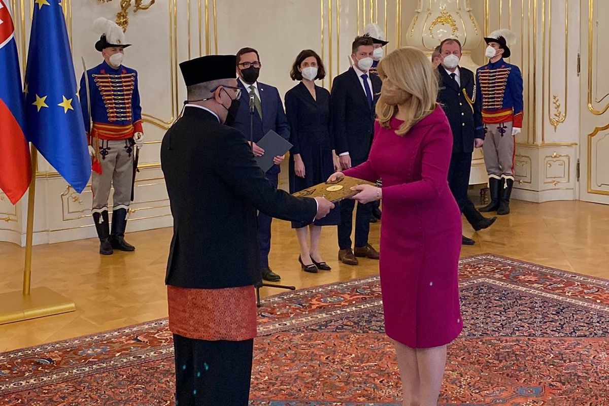 Indonesia's Ambassador to Slovakia Pribadi Sutiono (left) presents his letter of credence to Slovak President Zuzana Caputová (right) at the Presidential Palace in Bratislava on Wednesday, Jan. 19, 2022.  