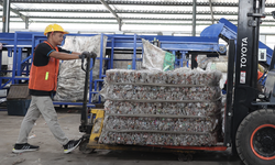 Dari Furnitur sampai Fesyen, Ini Manfaat Botol Plastik Daur Ulang