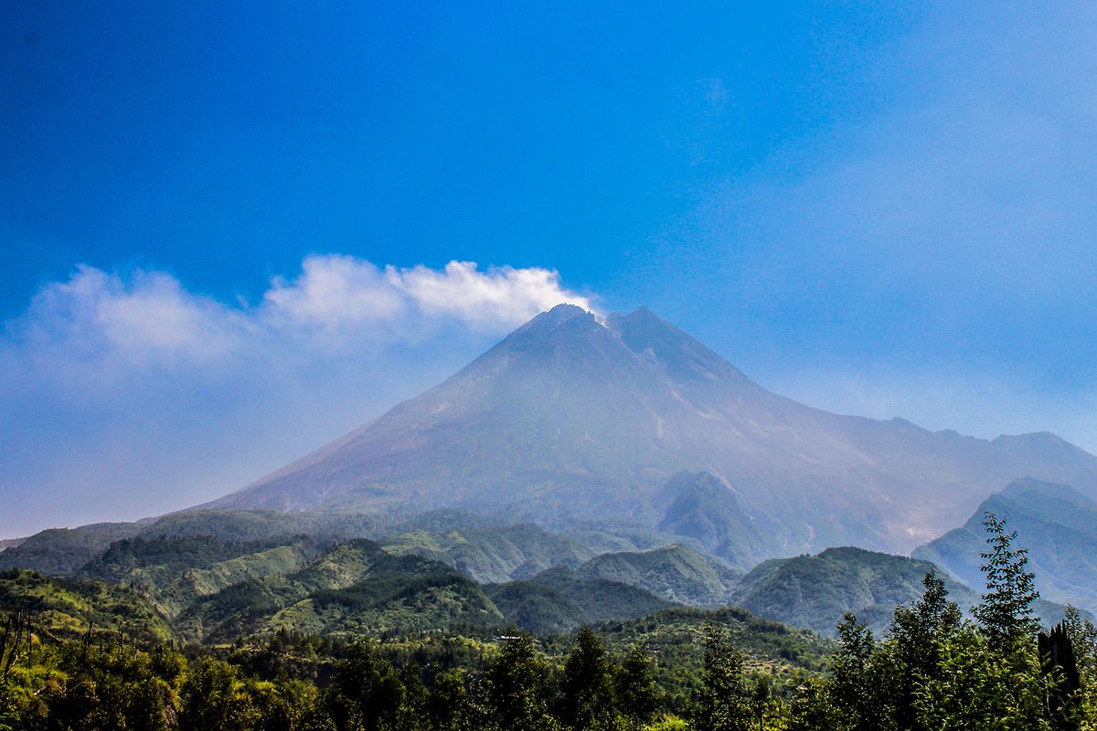 Keindahan panorama Gunung Merapi dari Yogyakarta.