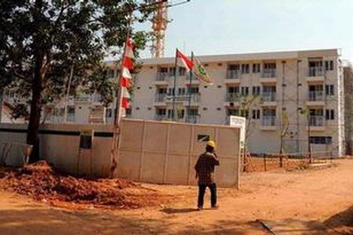 Proyek pembangunan Wisma Atlet di Jakabaring Sport City, Palembang, Sumatera Selatan, Jumat (13/5/2011).