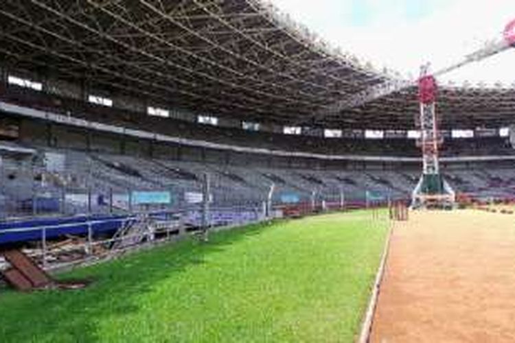 Sebagian tempat duduk di tribune penonton Gelora Bung Karno dicopot dan diganti, Sabtu (1/10/2016),  sebagai bagian dari rencana penyelenggaraan Asian Games 2018. 