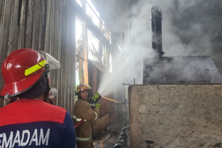 DOKUMENTASI/Pemadam kebakaran dan BPBD Kabupaten Wonosobo sedang berjibaky memadamkan api di pabrik pengolahan kayu Wonosobo pada Senin (4/12/2023). 